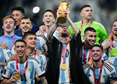 تصاویر ، شیرجه بازیکن آرژانتین داخل سطل آشغال! ، اقدام عجیب همبازی لیونل مسی پس از فتح جام جهانی